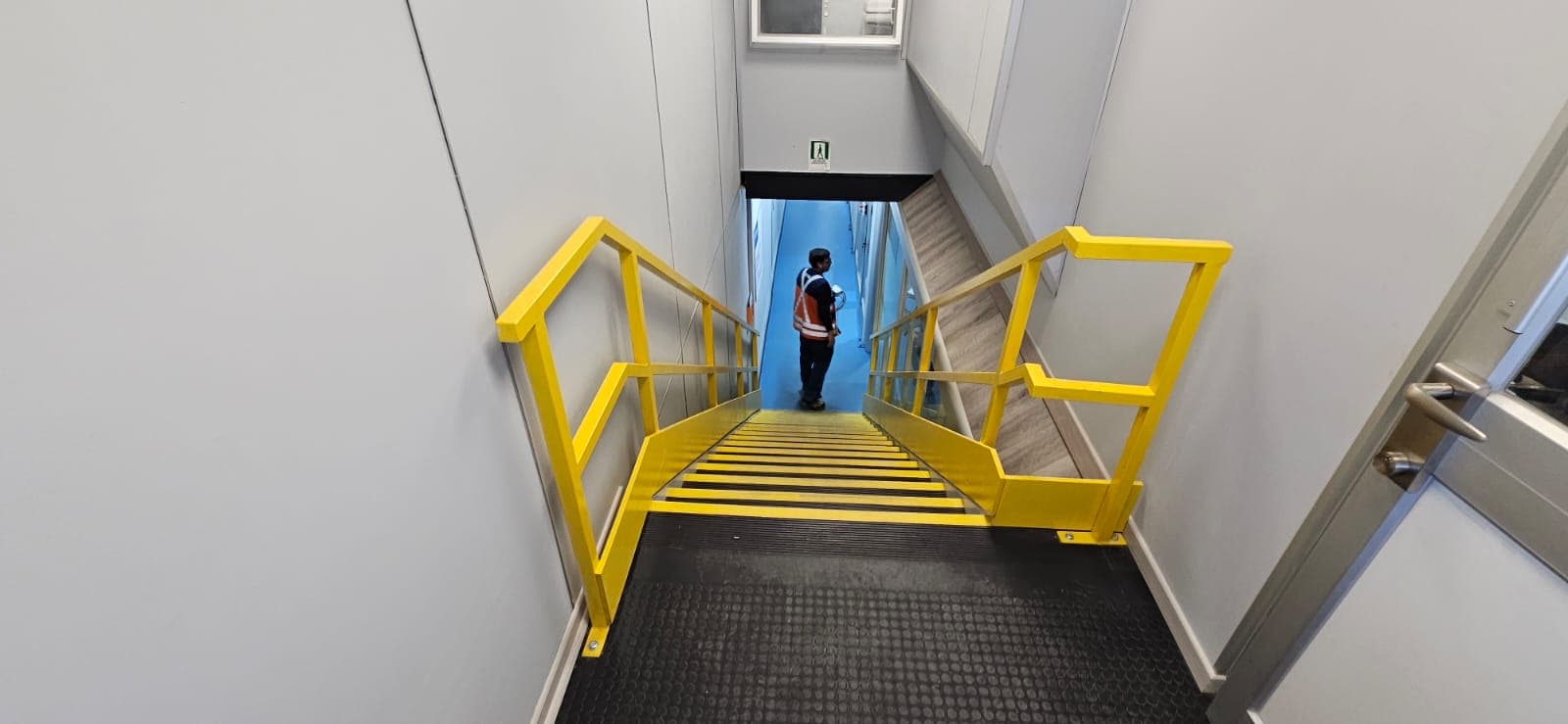 Baranda de seguridad industrial en una escalera interior