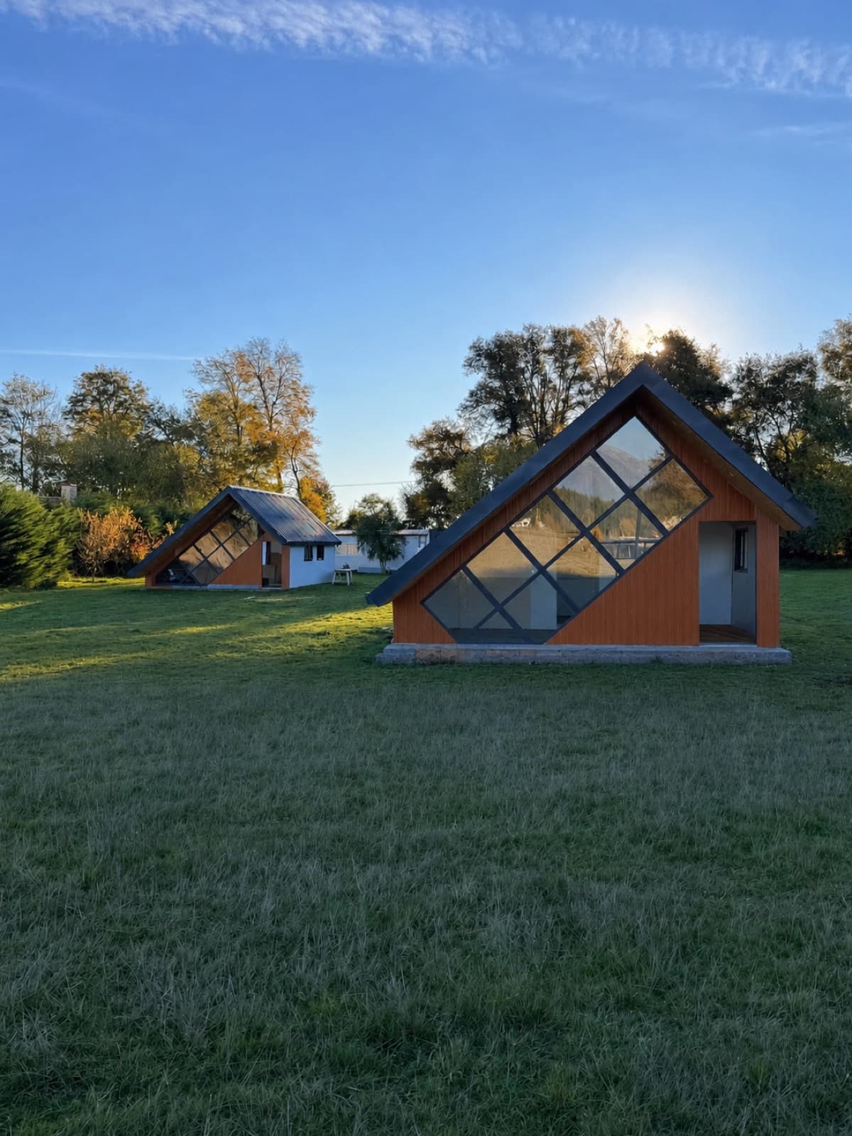 Fachada de cabaña con estructura de acero calculada por Sismia Ingeniería Estructural